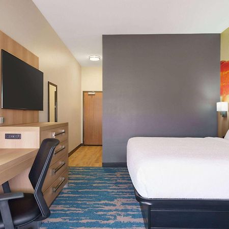La Quinta Inn & Suites By Wyndham San Antonio Seaworld Lafb Bagian luar foto