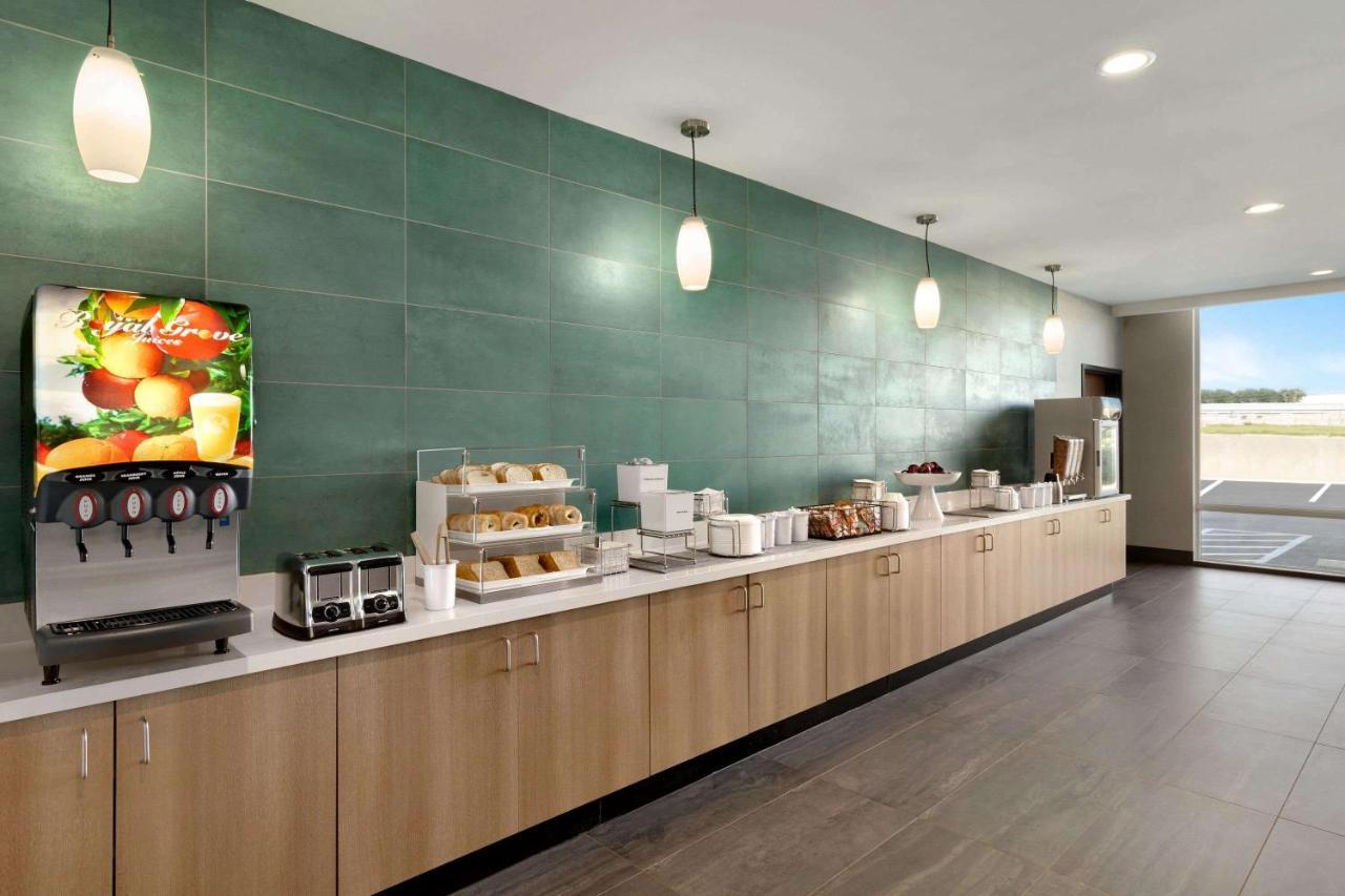 La Quinta Inn & Suites By Wyndham San Antonio Seaworld Lafb Bagian luar foto