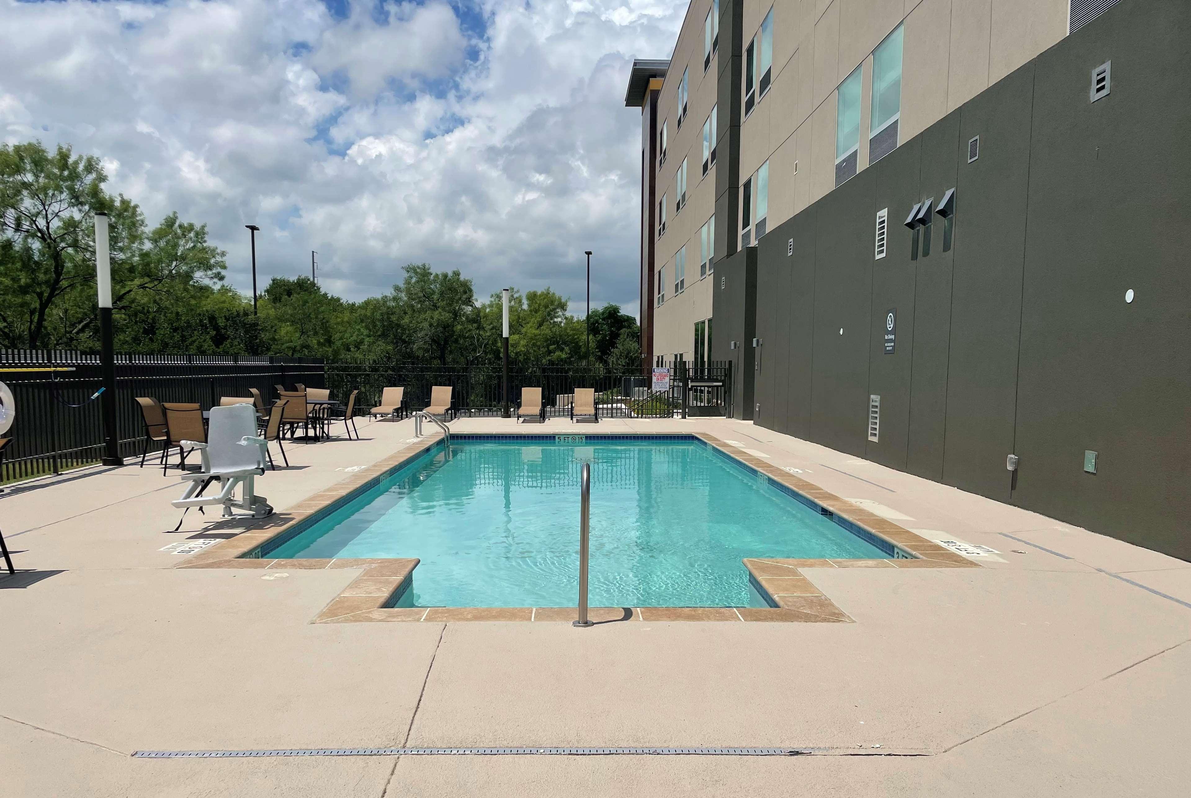 La Quinta Inn & Suites By Wyndham San Antonio Seaworld Lafb Bagian luar foto