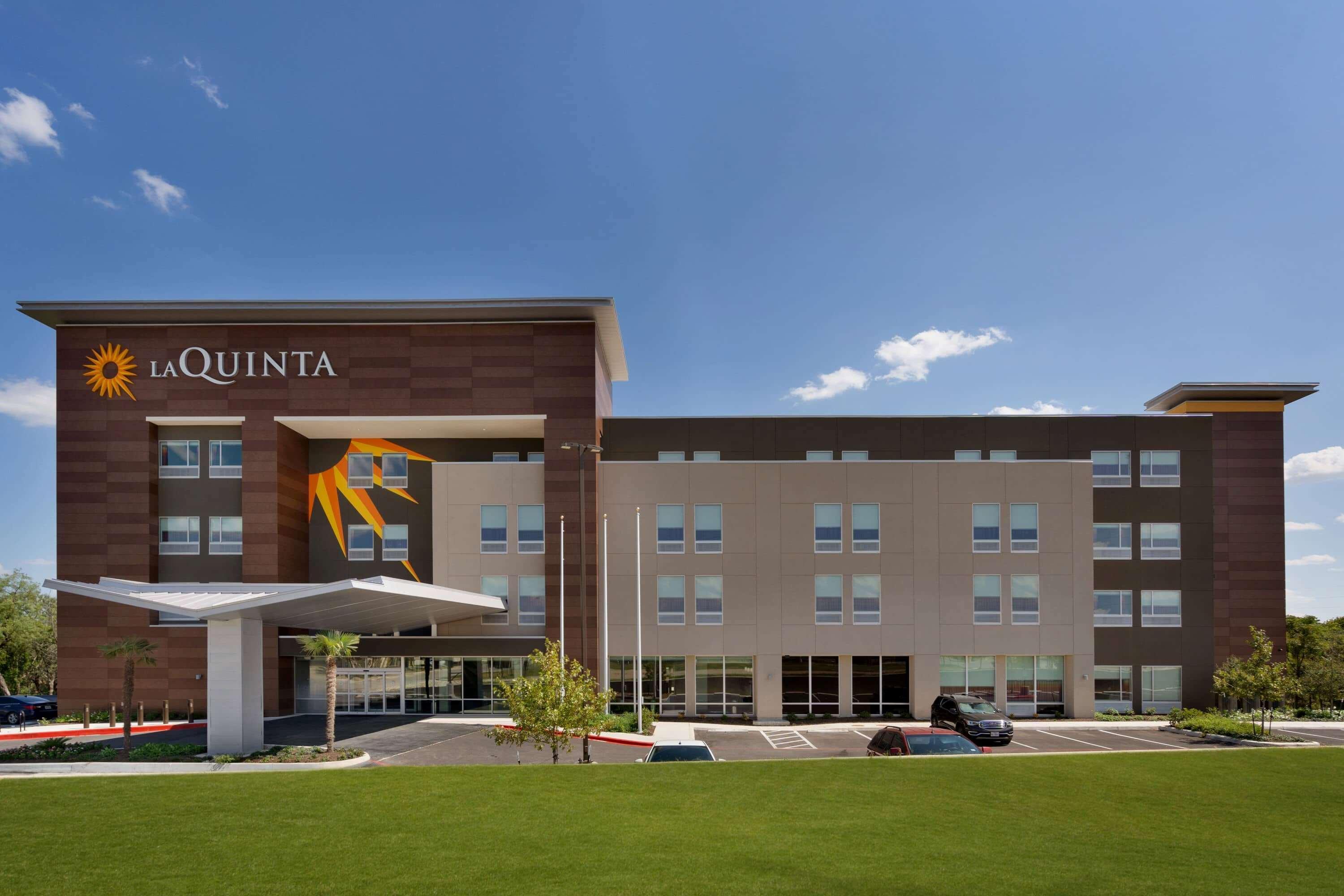 La Quinta Inn & Suites By Wyndham San Antonio Seaworld Lafb Bagian luar foto