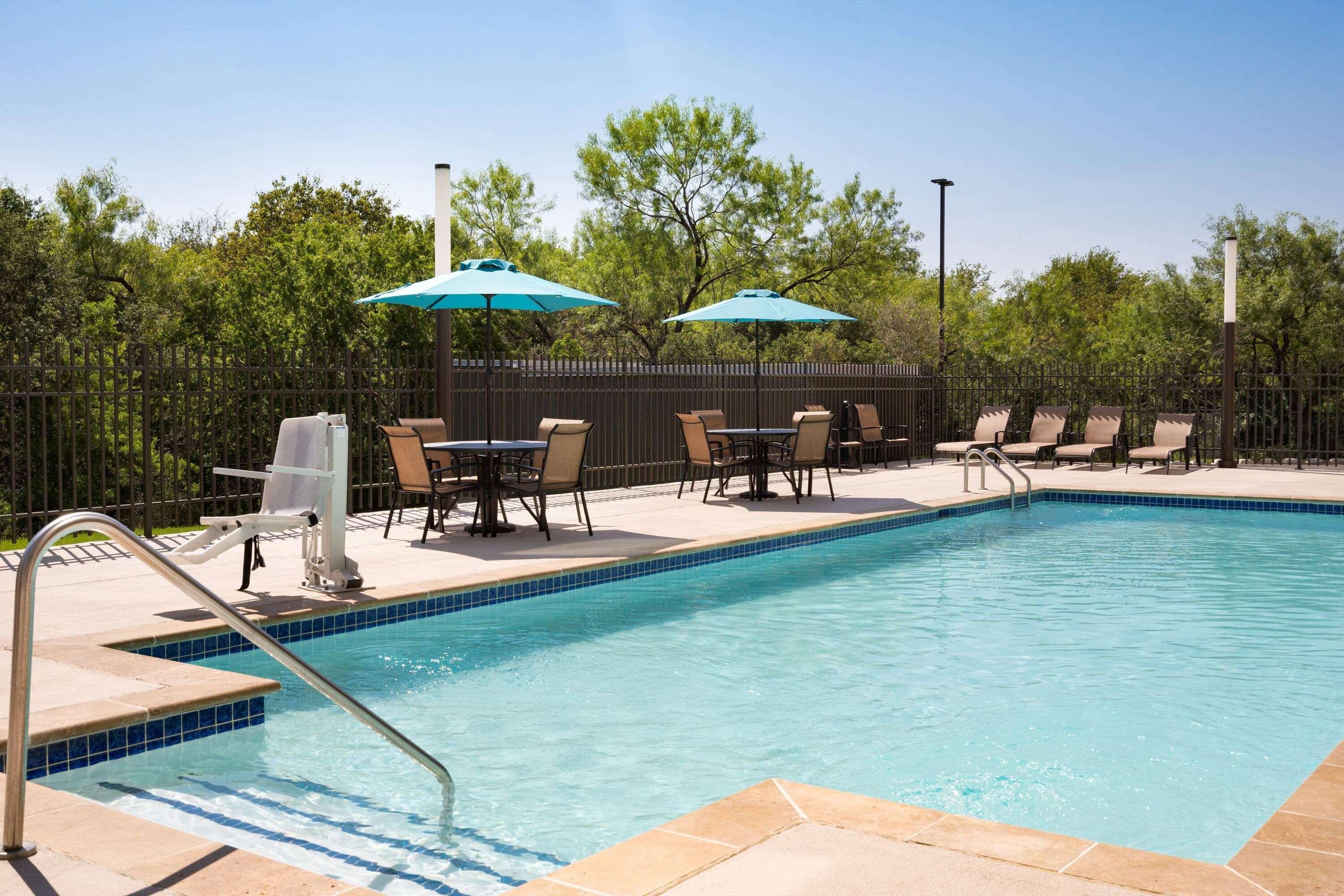 La Quinta Inn & Suites By Wyndham San Antonio Seaworld Lafb Bagian luar foto